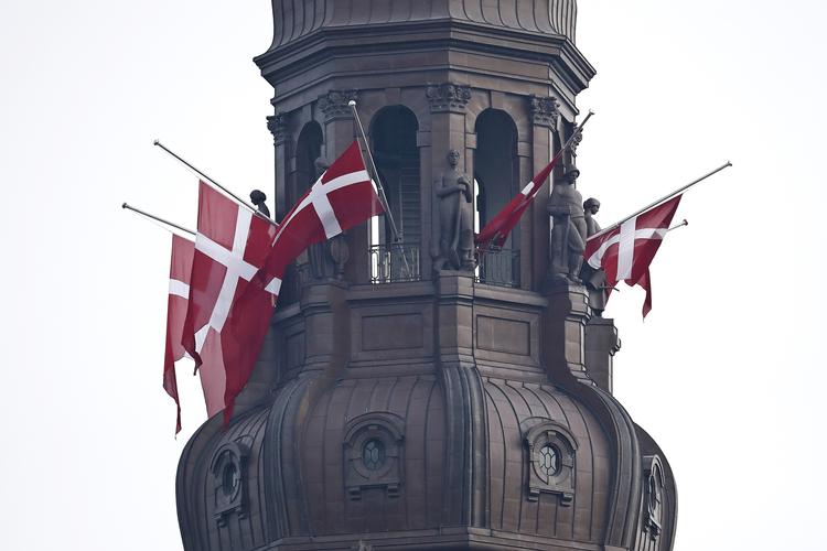 Flagene var på halv fra Christiansborgs tårn, da Prins Henrik døde.  Foto: Jens Dresling/POLFOTO