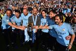 Manchester City-staben og klubbens manager Pep Guardiola, da det i søndags var lykkedes at forsvare Premier League-titlen.  Men måske trækker mørke skyer ind over succesholdet.
   Foto: Glyn Kirk/Ritzau Scanpix