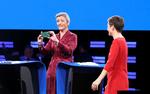 Margrethe Vestager brændte ifølge en række europæiske medier og kommentatorer så godt igennem i onsdagens tv-debat, at hun har øget sine chancer for at blive kommissionsformand. Meningerne er dog meget delte. Her tager hun et billede af pressen fra sin talerstol. Foto: Francois Walschaerts/Ritzau Scanpix