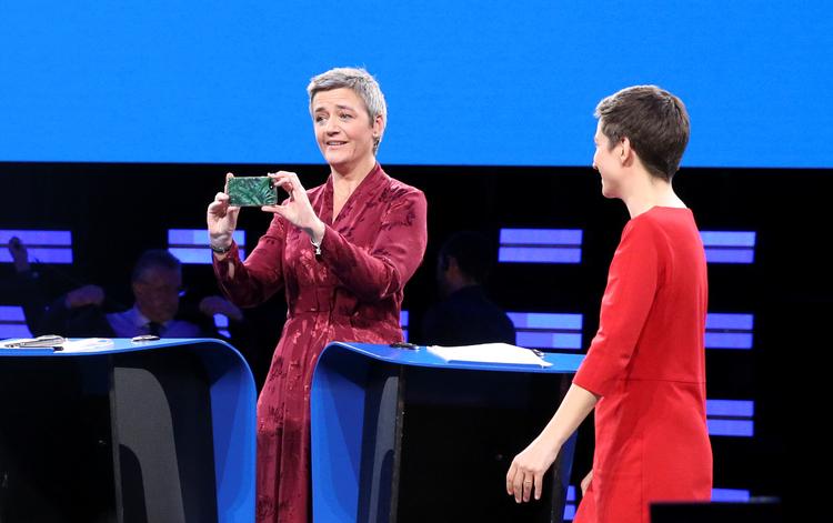Margrethe Vestager brændte ifølge en række europæiske medier og kommentatorer så godt igennem i onsdagens tv-debat, at hun har øget sine chancer for at blive kommissionsformand. Meningerne er dog meget delte. Her tager hun et billede af pressen fra sin talerstol. Foto: Francois Walschaerts/Ritzau Scanpix