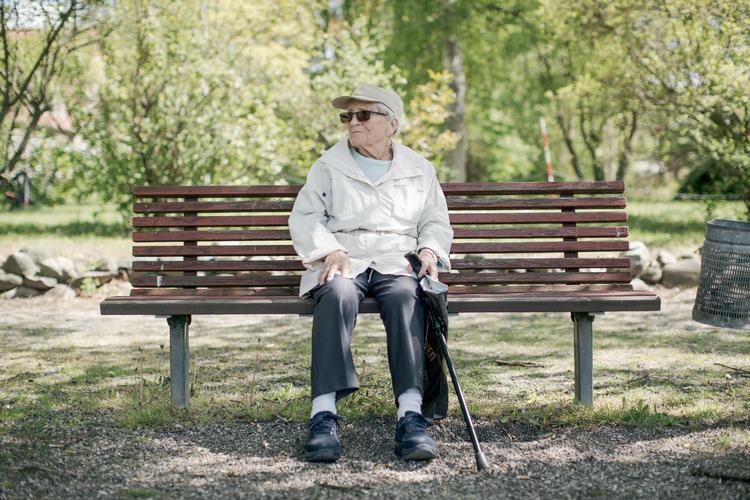 
Maria Elisabeth ’Lis’ Falk er
93 år. Politiken møder hende overfor Regionshuset i Sorø, som risikerer at miste deres politikere efter valget. Hvilket dog ikke bekymrer 'Lis'. Foto: Jens Hartmann Schmidt/POLFOTO
