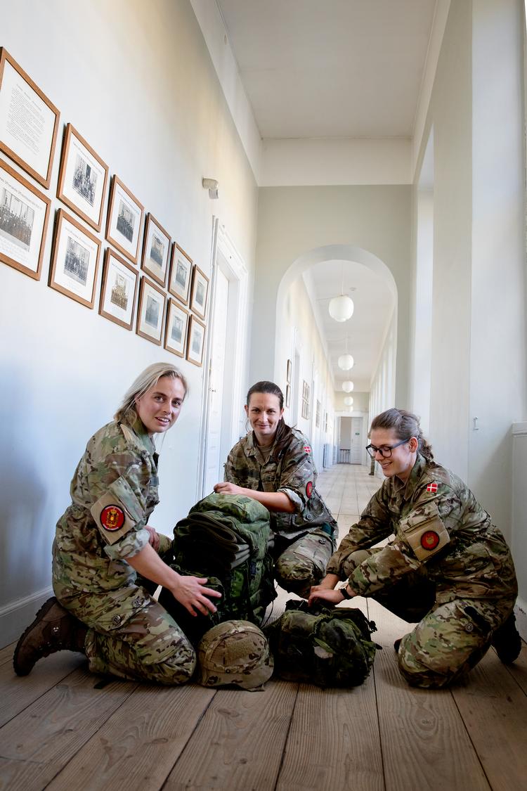 Det er særligt hårdt at være kvinde i hæren, når menstruationen falder sammen med en øvelse i felten. Foto: Finn Frandsen/POLFOTO