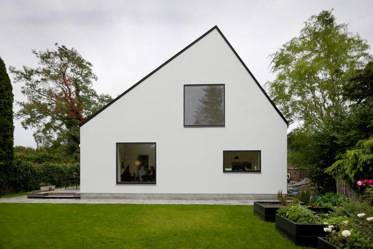 Boligejerne kan nu finansiere huset i 30 år til kun 1 procent. Det koster 3.500 om måneden efter skat at låne 1 million - inklusive afdrag på lånet.
   Foto: Morten Langkilde/POLFOTO