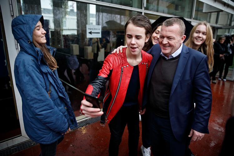 Lars Løkke Rasmussen (V) på Nyboder Skole i København. En elev greb chancen og tog en selfie med statsministeren.
   Foto: Jens Dresling/POLFOTO