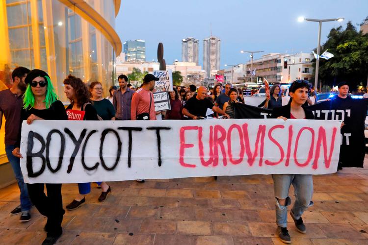 Demonstranter i Tel Aviv opfordrer til boykot af The Eurovision Song Contest. Foto: Menahem Kahana/Ritzau Scanpix