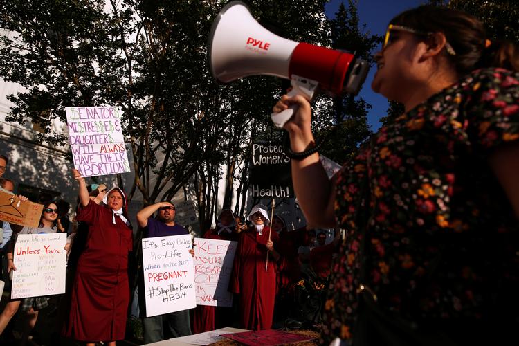 Abort-tilhængere i Alabama, efter delstatens senat i denne uge stemte for den strengeste abortlov i USA's historie.  Foto: Christopher Aluka Berry/Ritzau Scanpix