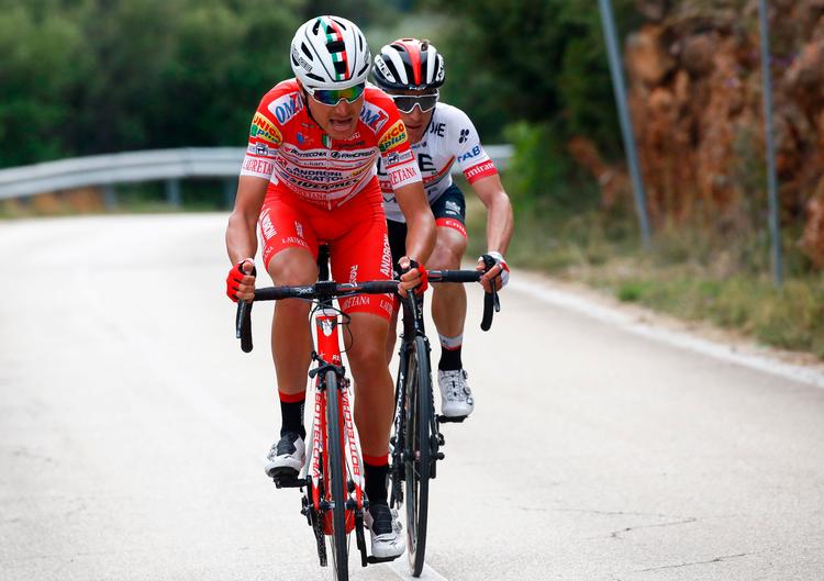 Fausto Masnada på vej mod etapesejren med den ny indehaver af førertrøjen Valerio Conti på hjul. Foto: Luk Benies/Ritzau Scanpix