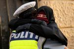 Marcus Knuth 'frygtede', at 'fotoet af betjenten og demonstranten kan tolkes, som om politiet i Danmark sympatiserer mere med niqab-demonstranter end med den lovgivning, Folketinget har udstukket. Foto: Andrew Kelly/Ritzau Scanpix