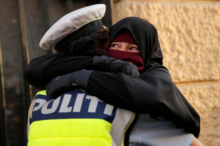 Marcus Knuth 'frygtede', at 'fotoet af betjenten og demonstranten kan tolkes, som om politiet i Danmark sympatiserer mere med niqab-demonstranter end med den lovgivning, Folketinget har udstukket. Foto: Andrew Kelly/Ritzau Scanpix