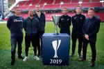 Brøndbys cheftræner Martin Retov, Kevin Mensah og Jens Martin Gammelby kiggede et døgn før kickoff på pokalen sammen med FC Midtjyllands Jakob Poulsen, Erik Sviatchenko og FCM-cheftræner Kenneth Andersen. Foto: Jens Dresling/POLFOTO