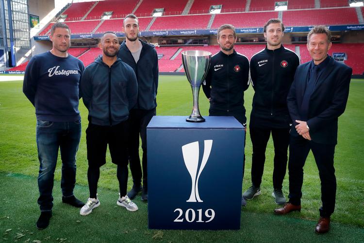 Brøndbys cheftræner Martin Retov, Kevin Mensah og Jens Martin Gammelby kiggede et døgn før kickoff på pokalen sammen med FC Midtjyllands Jakob Poulsen, Erik Sviatchenko og FCM-cheftræner Kenneth Andersen. Foto: Jens Dresling/POLFOTO