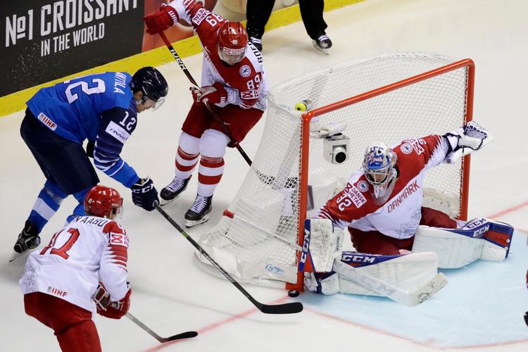 Danmarks målmand  Sebastian Dahm  havde rigeligt at se til mod Finland.  Foto: David W Cerny/Ritzau Scanpix