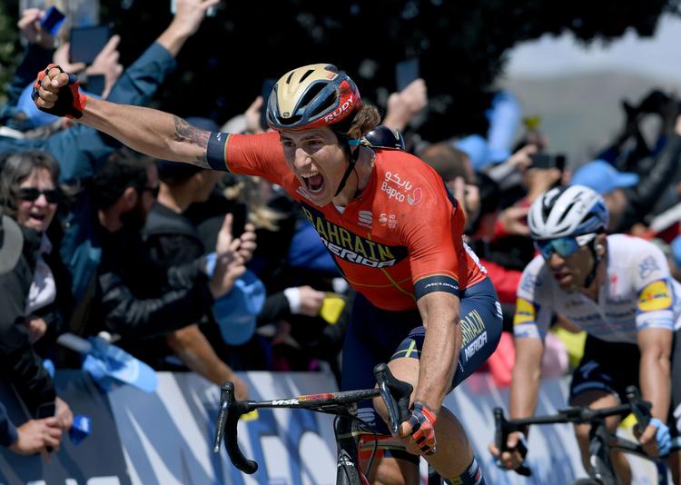 Spanieren Ivan Garcia jubler over karrierens første sejr, mens Maximiliano Richeze erkender nederlaget. Foto: Getty Images. 