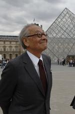 I.M. Pei ses her ved Louvre i 2006. 
    (FILES) In this file photo taken on June 22, 2006 Chinese architect of the Louvre Pyramid Ieoh Ming Pei smiles in the Napoleon courtyard of the Louvre museum in Paris. - Legendary US-Chinese architect I.M. Pei has died at the age of 102, the NY Times reported on May 16, 2019. (Photo by Eric Feferberg / AFP)
   Foto: Eric Feferberg/Ritzau Scanpix