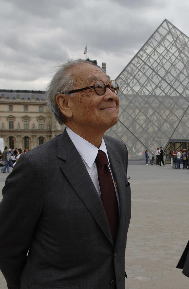 I.M. Pei ses her ved Louvre i 2006. 
    (FILES) In this file photo taken on June 22, 2006 Chinese architect of the Louvre Pyramid Ieoh Ming Pei smiles in the Napoleon courtyard of the Louvre museum in Paris. - Legendary US-Chinese architect I.M. Pei has died at the age of 102, the NY Times reported on May 16, 2019. (Photo by Eric Feferberg / AFP)
   Foto: Eric Feferberg/Ritzau Scanpix