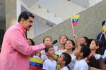 Præsident Nicolas Maduro taler med børn ved en begivenhed.  Foto: Ho/Ritzau Scanpix