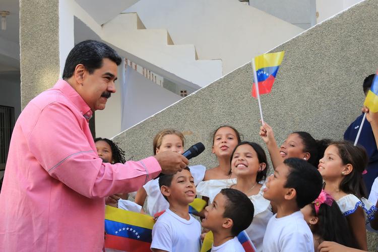 Præsident Nicolas Maduro taler med børn ved en begivenhed.  Foto: Ho/Ritzau Scanpix