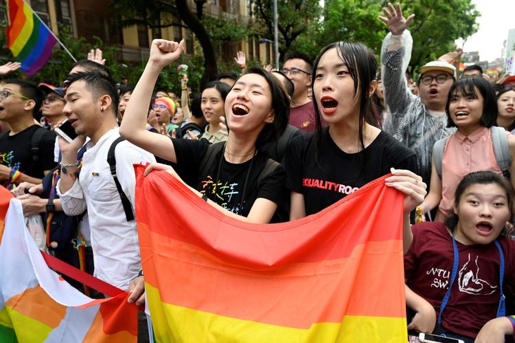 Borgere demonstrerer for ægteskaber mellem homoseksuelle uden for parlamentet i Taipei. Foto: Sam Yeh/Ritzau Scanpix