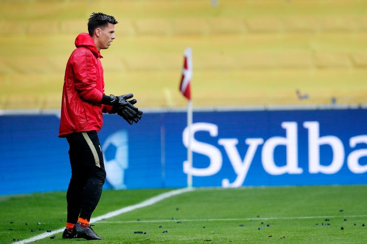 FC Midtjylland-målmand Jesper Hansen kan få en vigtig rolle under pokalfinalen, hvor et stort publikum har fundet vej til Parken.
   Foto: Jens Dresling/POLFOTO