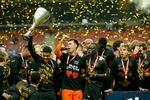 FC Midtjyllands Jesper Hansen og holdkammerater med pokalen.
   Foto: Jens Dresling/POLFOTO