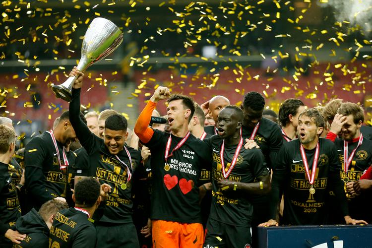 FC Midtjyllands Jesper Hansen og holdkammerater med pokalen.
   Foto: Jens Dresling/POLFOTO