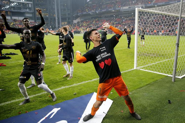 
 Kun en uge efter at have mistet sin lillebror vandt Jesper Hansen pokalfinalen med FC Midtjyllland og var rørt over det hele.
   Foto: Jens Dresling/POLFOTO