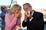 Den australske oppositionsleder Bill Shorten og hustruen Chloe spiser demokratipølse, efter de har afgivet deres stemme ved Australiens valg. Foto: Stringer/Ritzau Scanpix