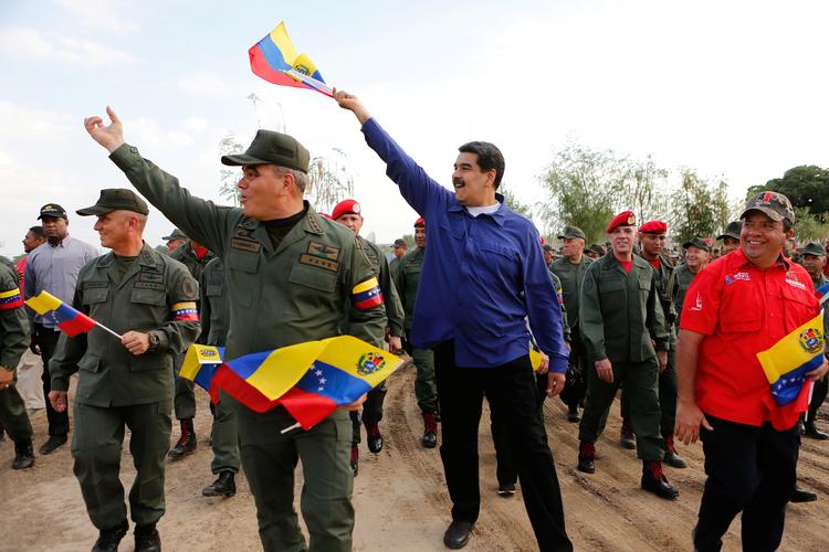 Nicolas Maduro ses her sammen med forsvarsminister  Vladimir Padrino Lopez under en ceremoni i Maracay, Venezuela.  Foto: Handout/Ritzau Scanpix