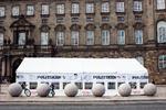 Politikens hvide havetelt ser måske en smule beskedent ud foran massive Christiansborg, men i en tid hvor mistilliden mellem vælgere og politikere vokser, er der behov for arrangementer, der kan samle folk, mener Politikens livechef. Foto: Emma Sejersen/POLFOTO