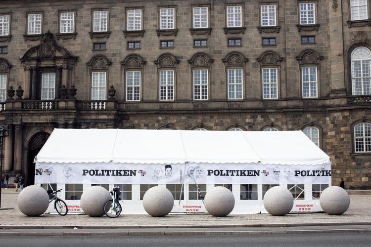 Politikens hvide havetelt ser måske en smule beskedent ud foran massive Christiansborg, men i en tid hvor mistilliden mellem vælgere og politikere vokser, er der behov for arrangementer, der kan samle folk, mener Politikens livechef. Foto: Emma Sejersen/POLFOTO