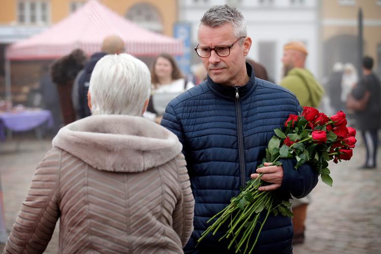 Socialdemokratiets Henrik Sass Larsen kan ikke svare på, om hans parti er tættest på Venstre eller Enhedslisten. Det kommer an på hvilket område, det handler om, siger han. Foto: Jens Dresling/POLFOTO