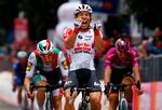 Australieren Caleb Ewan kan lade jublen få frit løb, mens tyskeren Pascal Ackermann (t.h.) og italieneren Elia Viviani må erkende nederlaget i finalen på 8. etape i Giro d'Italia. Foto: Luk Benies/Ritzau Scanpix