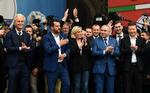 
Fra venstre er det leder af det hollandske Frihedspartiet Geert Wilders med Matteo Salvini, Italiens indenrigsminister og franske Marine Le Pen på scenen foran domkirken i Milano. Til højre for hende bagest ses Anders Vistisen, Dansk Folkeparti, der også var mødt op for at trække stemmer til den nye højreorienterede gruppe i EU-parlamentet.  Foto: Miguel Medina/Ritzau Scanpix
