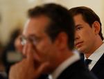 
    Arkivfoto: Østrigs kansler Sebastian Kurz med den skandaleramte tidligere vicekansler  Heinz-Christian Strache.  REUTERS/Leonhard Foeger
   Foto: Leonhard Foeger/Ritzau Scanpix