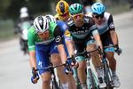 Kasper Asgreen fører an foran sin franske holdkammerat Rémi Cavagna og tyskeren Maximilian Schachmann i et sidste forsøg på at ændre facit i Tour of California. Foto: Getty Images. 