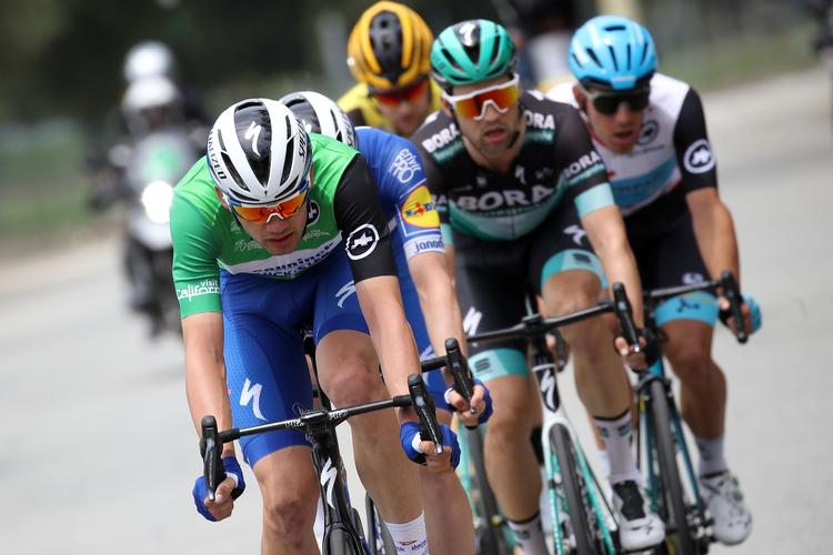 Kasper Asgreen fører an foran sin franske holdkammerat Rémi Cavagna og tyskeren Maximilian Schachmann i et sidste forsøg på at ændre facit i Tour of California. Foto: Getty Images. 