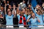 I går løftede Vincent Kompany (med pokalen) det tredje engelske trofæ denne sæson - i dag forlader han Manchester City efter 11 år. Foto: John Sibley/Ritzau Scanpix