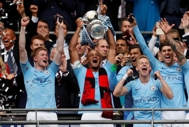 I går løftede Vincent Kompany (med pokalen) det tredje engelske trofæ denne sæson - i dag forlader han Manchester City efter 11 år. Foto: John Sibley/Ritzau Scanpix