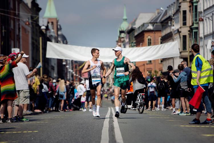 13.000 løbere satte sig for at krydse målstregen ved årets udgave af Copenhagen Marathon søndag. Foto: Emma Sejersen/POLFOTO