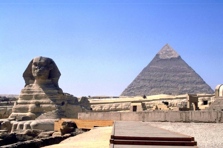 
    Giza.  Sfinxen med  pyramide i baggrunden.
   Foto: Hanne Boock/Boock Hanne
