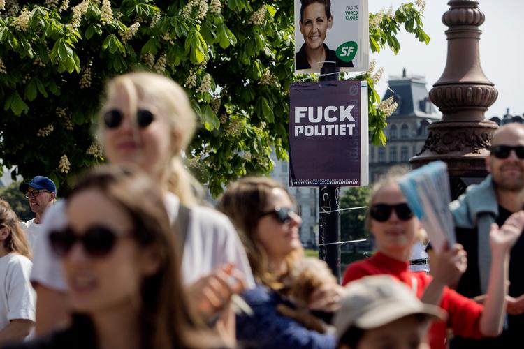 'Fuck politiet'-plakaterne er klistret henover andre valgplakater – her en Enhedslisten-plakat fotograferet under Copenhagen Marathon på Dronning Louises Bro.  Foto: Emma Sejersen/POLFOTO