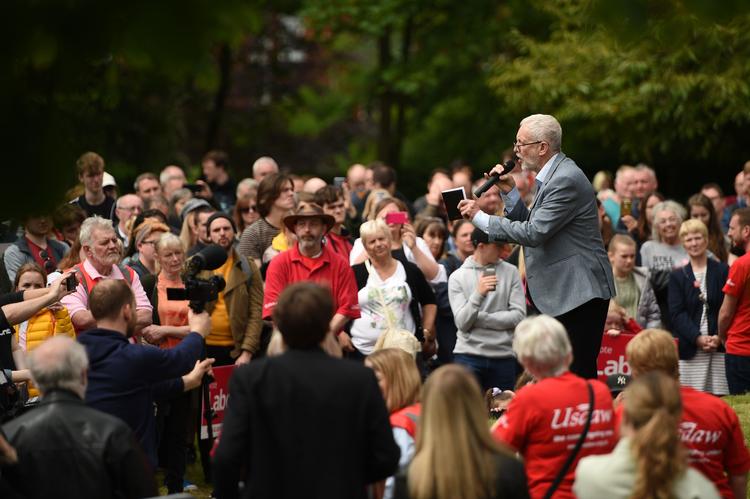 Jeremy Corbyn, der her ses under valgkampsmøde i Nordengland i weekenden, nægter at svare klart på, om han støtter en ny folkeafstemning om Brexit. Foto: Oli Scarff/Ritzau Scanpix