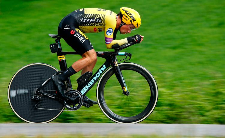 I aerodynamisk stil leverer sloveneren Primoz Roglic en storslået og sejrrig opvisning på enkeltstarten til San Marino.
 Foto: Luk Benies/Ritzau Scanpix