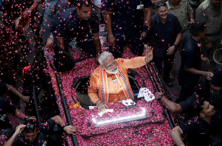 
    Efter de sidste valgsteder var lukket, viste valgstedsmålinger, at premierminister Narendra Modi udbygger sit flertal og sikrer sig endnu en periode i regering. REUTERS/Adnan Abidi/File Photo
   Foto: Adnan Abidi/Ritzau Scanpix