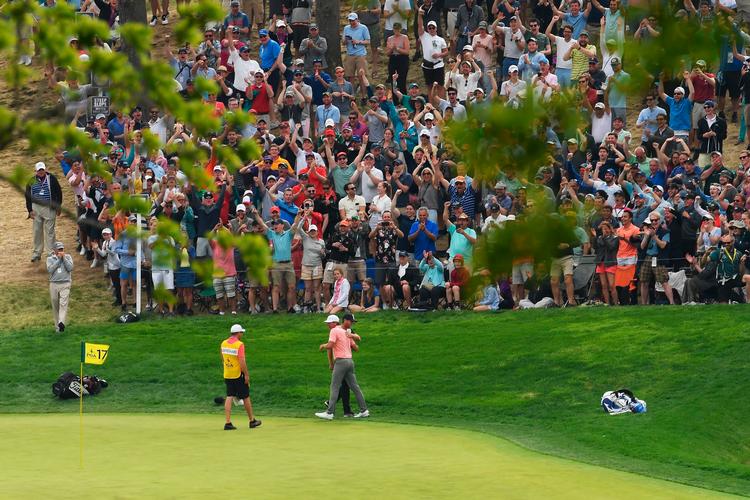 På 17. hul lavede Lucas Bjerregaard hole-in-one og Lucas Glover holede et bunkerslag for en birdie.
   Foto: Ross Kinnaird/Ritzau Scanpix