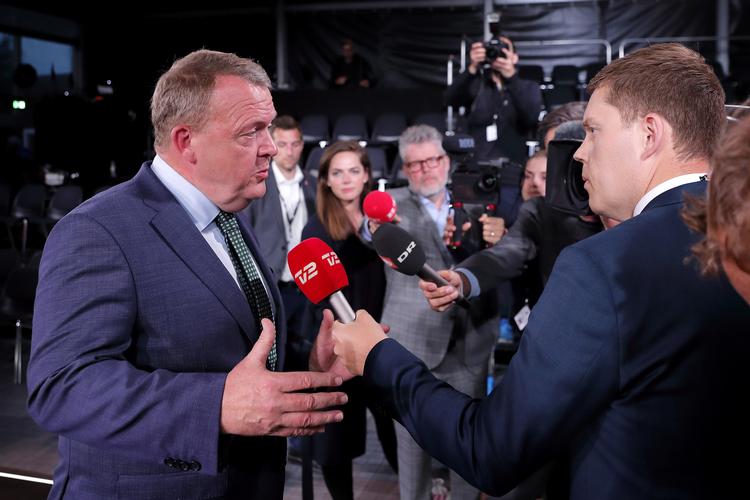 Mette Frederiksen (S) og statsminister Lars Løkke 
Rasmussen (V) mødtes søndag aften til duel under ledelse af Cecilie Beck hos TV 2 på Kvægtorvet i Odense. Foto: Jens Dresling/POLFOTO