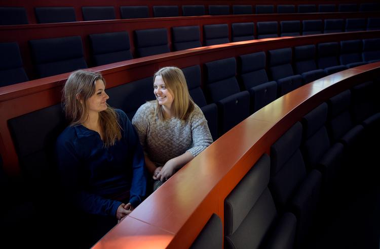 Rikke Riisby Mortensen på 25 og Julie Kirkemann Riisby på 27 har begge valgt at læse naturvidenskabelige uddannelser på Københavns Universitet på trods af, at de er ordblinde. Deres ældre søster, som også er ordblind, er tandlæge, og deres mor var ti år om at tage en lægeuddannelse. Blandt andet fordi hun er ordblind. Foto: Emma Sejersen/POLFOTO