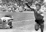 Diego Maradona jubler efter sit spektakulære andet mål i kvartfinalen mod England ved VM i Mexico i 1986. Foto: AP/Ritzau Scanpix