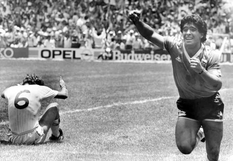 Diego Maradona jubler efter sit spektakulære andet mål i kvartfinalen mod England ved VM i Mexico i 1986. Foto: AP/Ritzau Scanpix