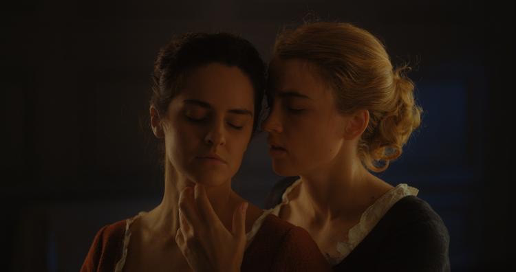Den 41-årige franske instruktør Céline Sciamma har i sin fjerde film skabt et dobbeltsmukt kvindebillede, der trods de gammeldags gevandter virker både knitrende sprød og charmant tidløs. Foto: Fra filmen ’Portrait Of A Lady On Fire’